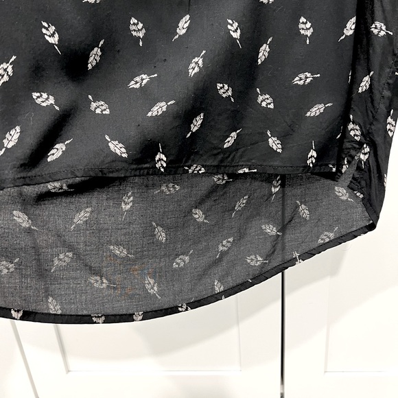 American Eagle Blouse - Black and white leaf pattern - Picture 7 of 9